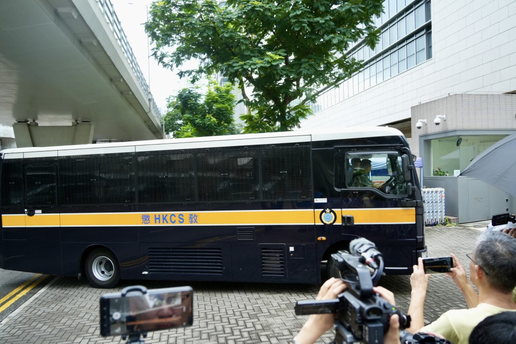 多名被告由囚车送至法院。刘骏轩摄