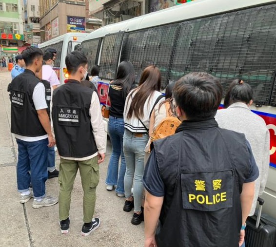 警方在荃湾拘捕10名内地女子。警方图片