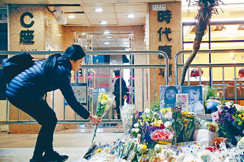 五歲女童臨臨受虐致死案轟動一時,市民獻花悼念。
