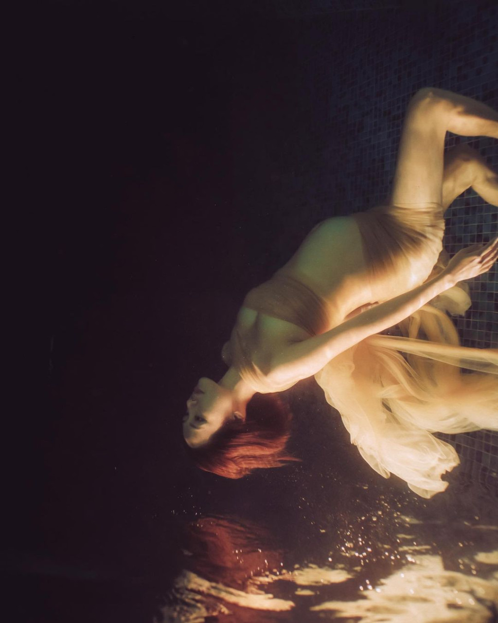 倪晨曦(Elva)挺著大肚子，在水底下做出不同的動作，十分勇敢。（圖片來源：「misselvani」Instagram）
