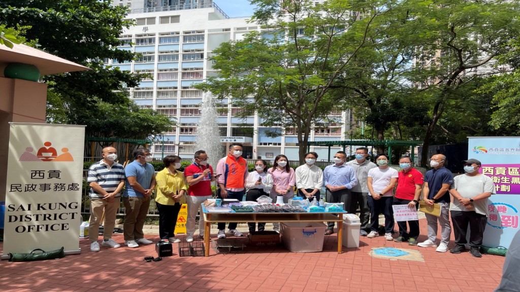 環境及生態局副局長黃淑嫻(左六)於今年9月2日應邀參與由西貢區各界聯合會主辦的「西貢將軍澳區打擊衞生黑點行動啟動禮」。資料圖片