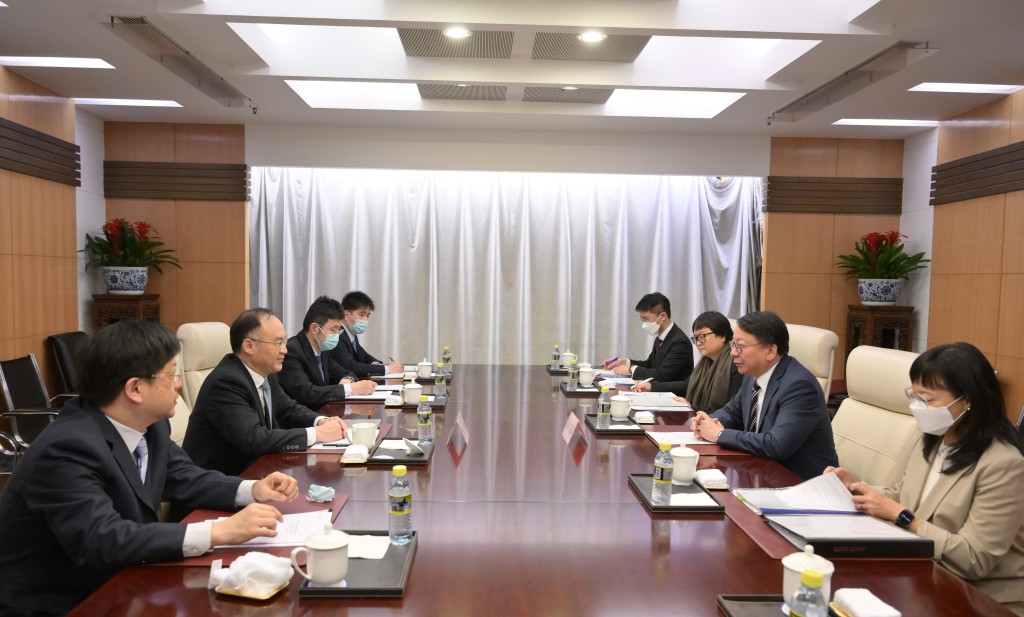 陳國基（右二）今日與國家外交部部長助理農融（左二）會面。政府新聞處圖片