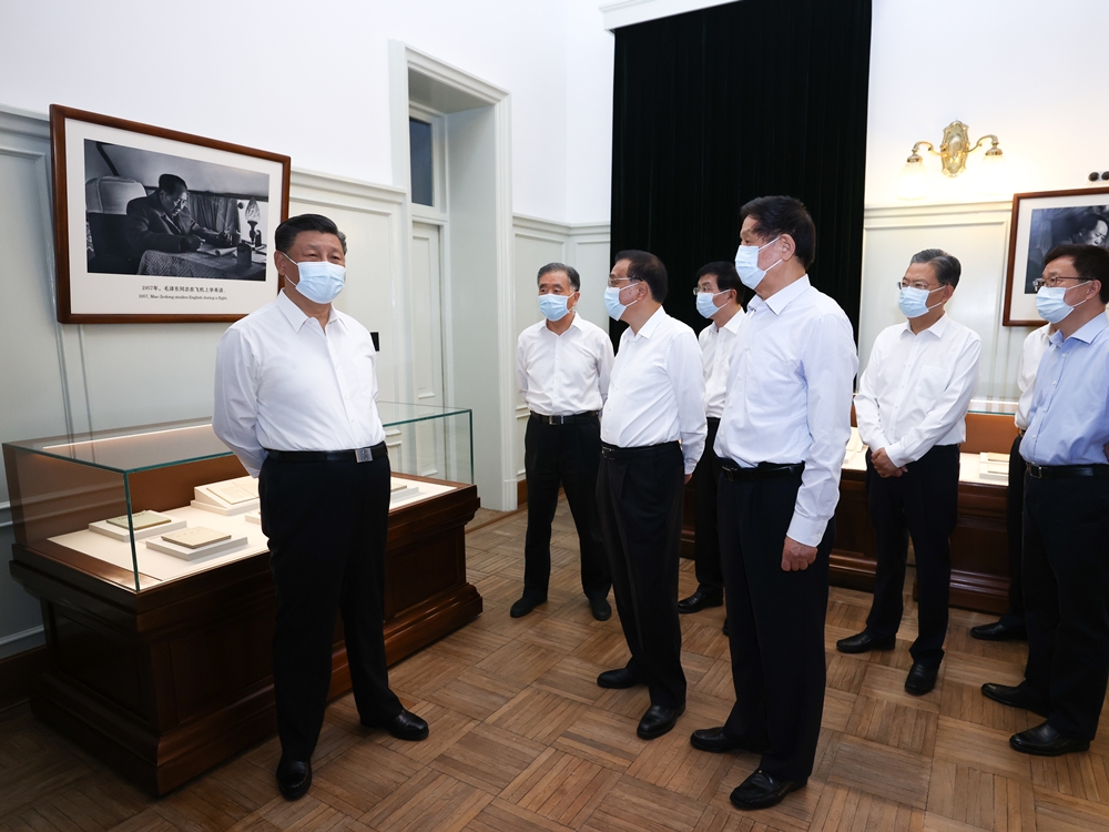 眾人參觀中南海豐澤園參觀毛澤東同志故居。新華社相片