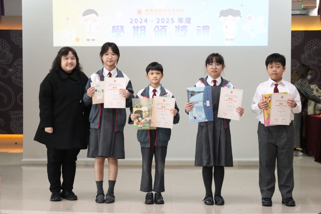 佛教林炳炎纪念学校旧校服以白灰红为主调,风格偏向沉实稳重。(受访者提供) 佛教林炳炎纪念学校旧校服以白灰红为主调,风格偏向沉实稳重。(受访者提供)