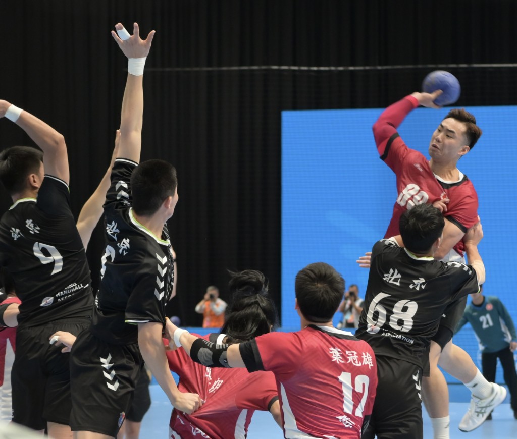 男子手球銅牌賽，港隊鬥北京。何君健攝