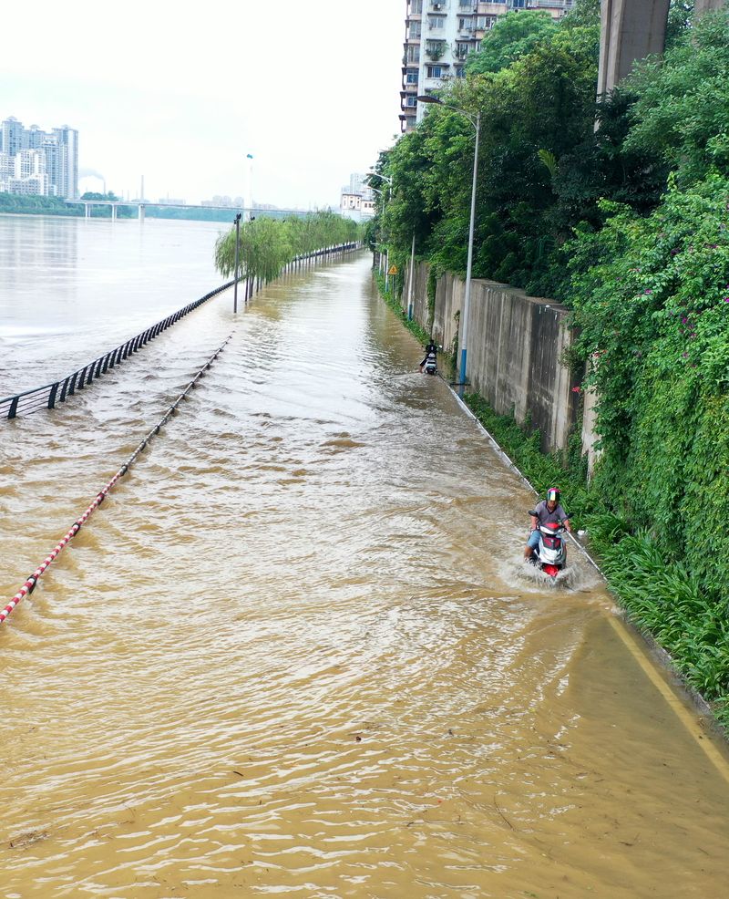 广西连日暴雨多地出现严重水浸。新华社