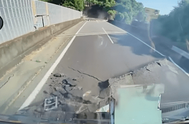 前方大平山隧道口前整段柏油路面突然硬生生裂开并冒出诡异白烟，前方路段更整段塌陷。