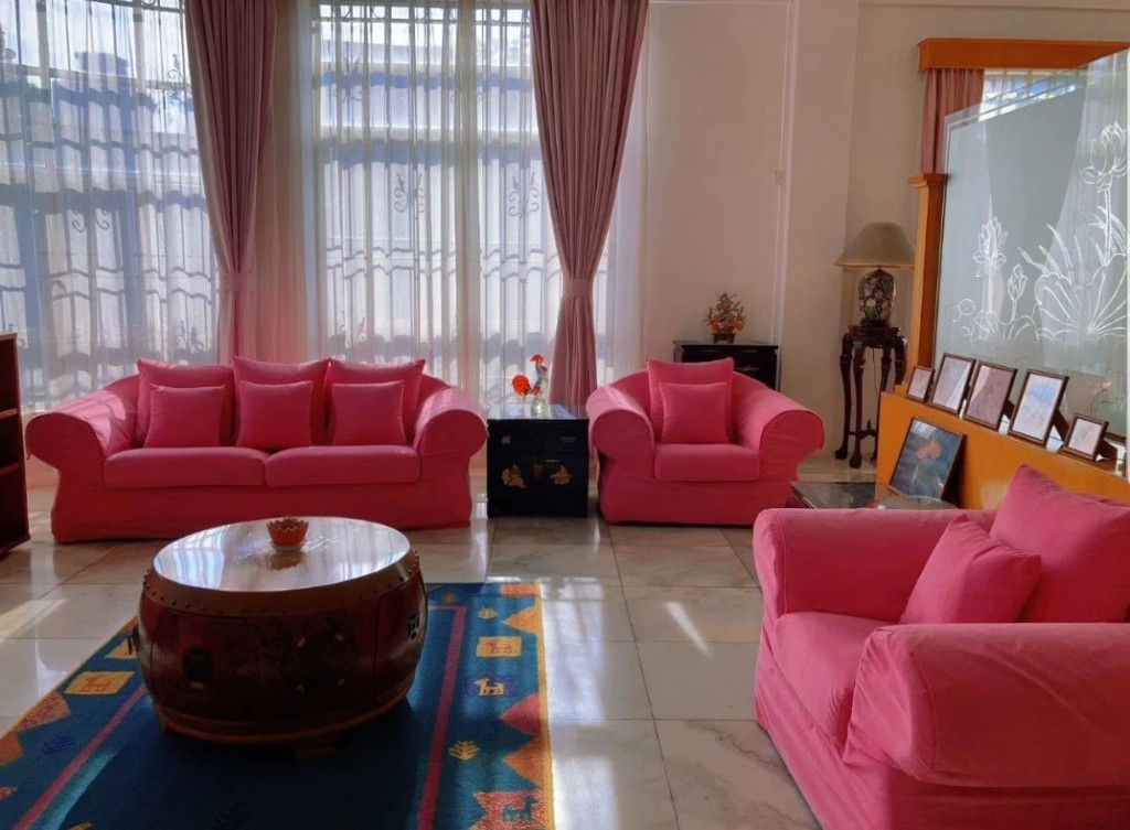 廣州打卡好去處2024｜6. 紅線女故居 室內客廳粉紅色布梳化、躺椅、窗帘，令女姐被稱為「廣州芭比」。（圖片來源：小紅書）