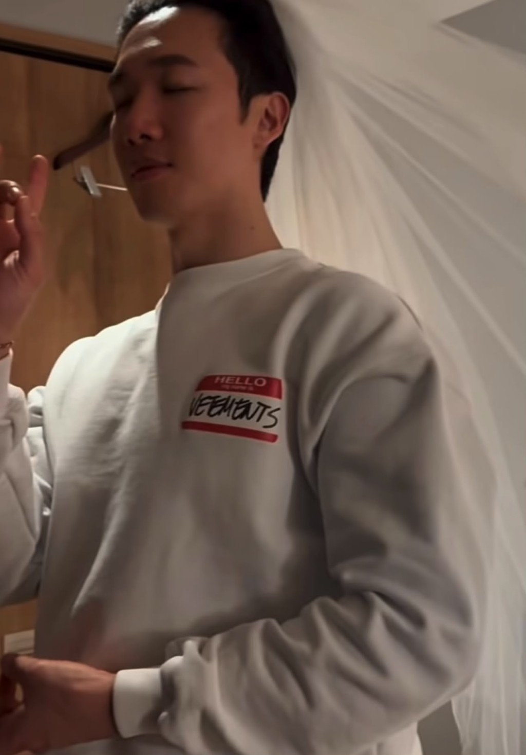 Stanley披上頭紗扮鬼扮馬。 Stanley披上頭紗扮鬼扮馬。