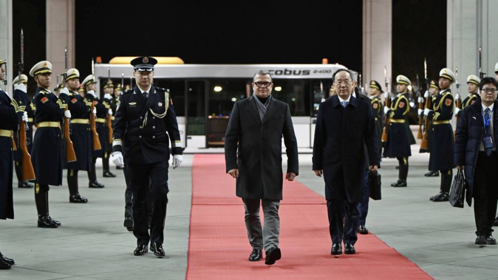 芬蘭總理奧爾波（中）抵達北京，開始訪華4天。新華社