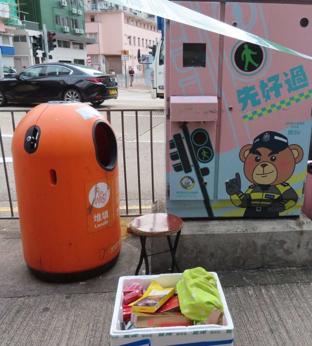 海關指,一直有密切留意市面流動攤檔售賣私煙的情況,並派員到不同地區巡查。海關提供 海關指,一直有密切留意市面流動攤檔售賣私煙的情況,並派員到不同地區巡查。海關提供