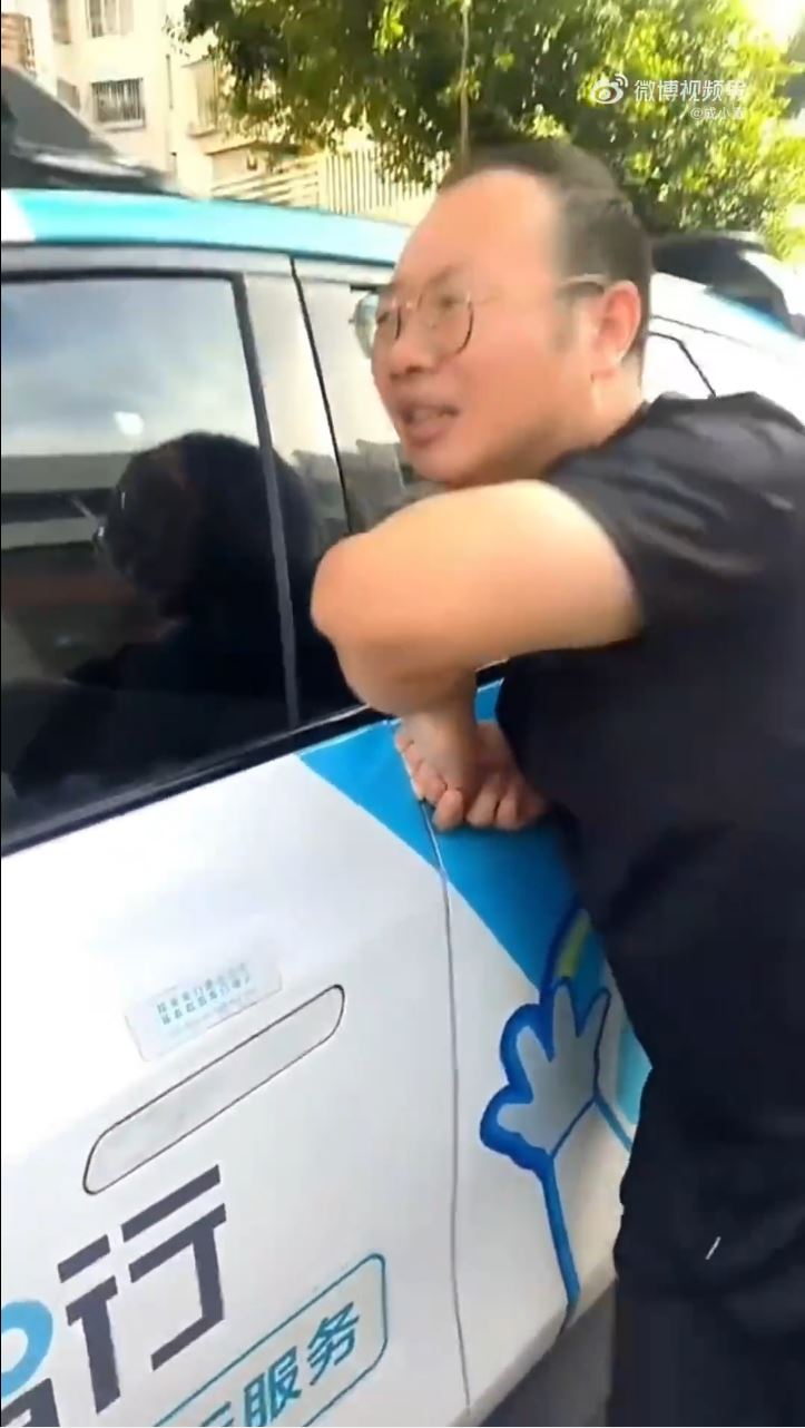 深圳有乘客遭小马智行的车门夹着手指，无法脱困。微博