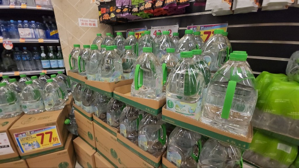 多箱飲用水已擺滿超市貨架。黃文威攝 多箱飲用水已擺滿超市貨架。黃文威攝