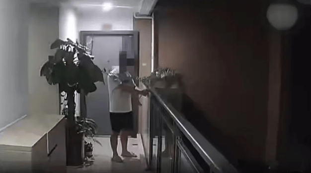 男子偷竊女鞋畫面。高縣警方