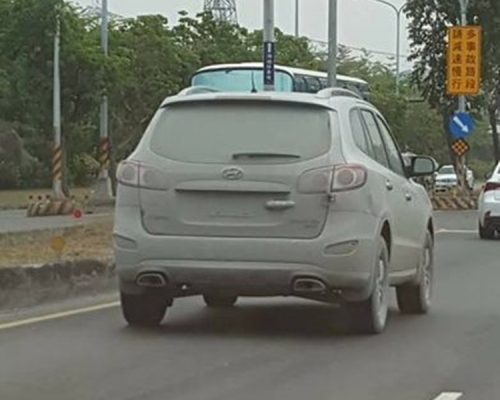 房車車身被厚厚的灰塵蓋住。網圖