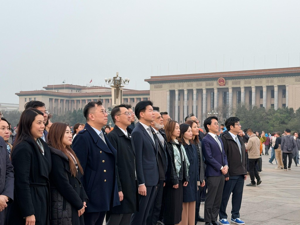 代表團到天安門廣場觀禮升國旗儀式。香港律師會fb