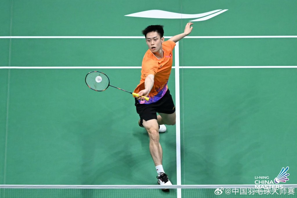 吴英伦直落2:0挫李卓耀，首次在超级750赛事封王。中国大师赛官方微博图