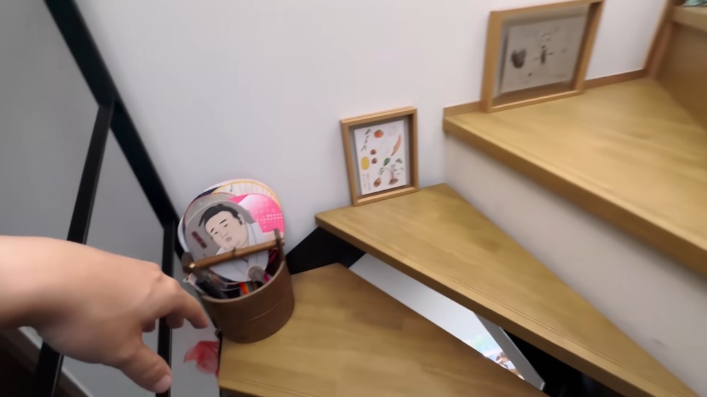 屋內有室內樓梯直上二樓。 屋內有室內樓梯直上二樓。