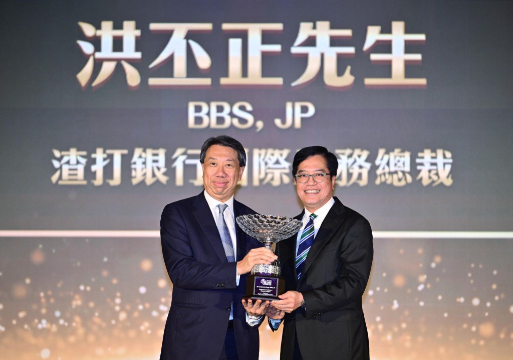 财政司副司长黄伟纶颁发「工商／金融」组别奖项。