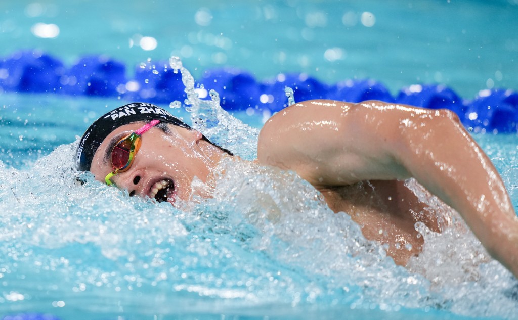 潘展樂一日雙決賽，終於如願獲得一塊金牌。新華社