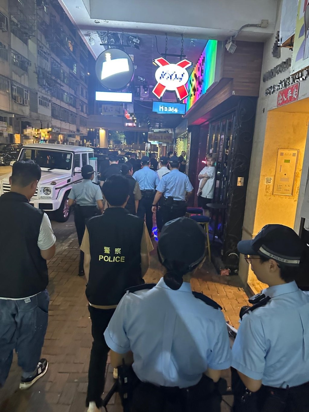 人員共巡查區內20間處所，截查169名男子及162名女子。警方圖片