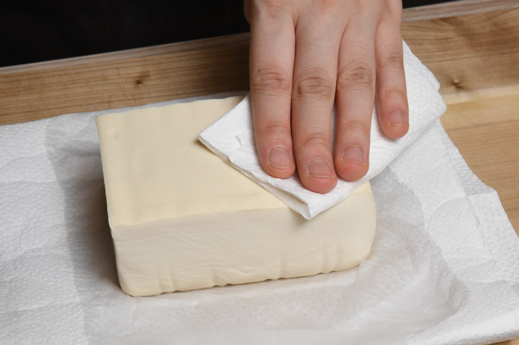 小貼士 Tips：豆腐用廚房紙印乾水分，可避免煎煮前出水。Pat dry the tofu with kitchen towel to avoid water coming out from tofu when pan-frying it.