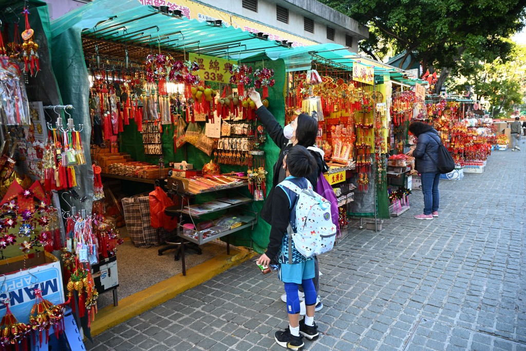 善信在排隊之餘，也即場購買祈福物品。