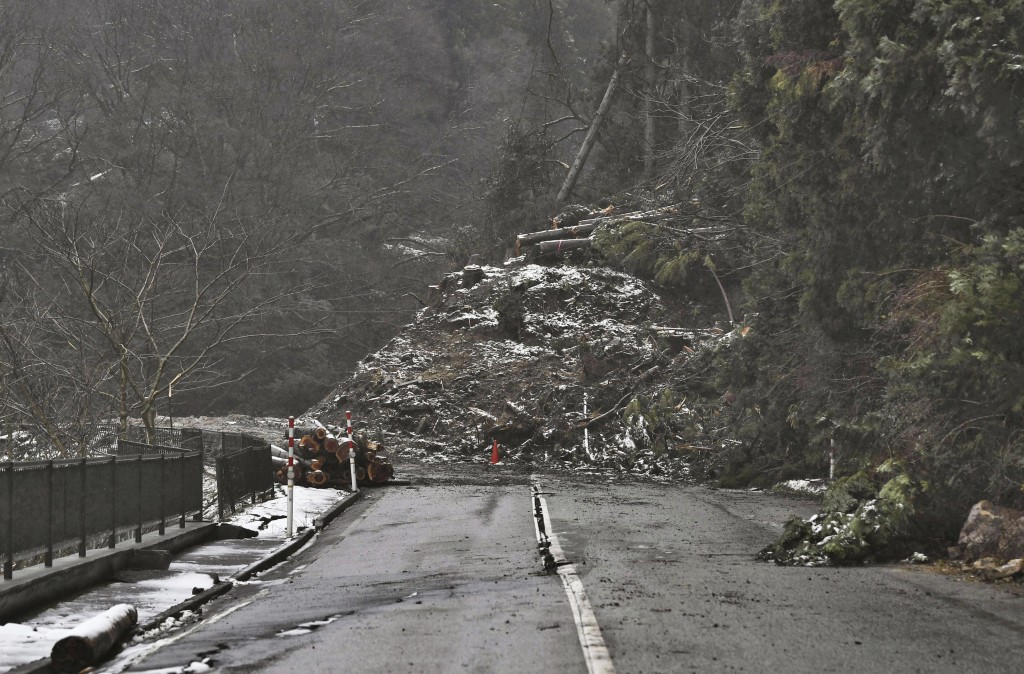 石川县因地震造成公路中断等，有大约2300人处于孤立无援状态。美联社