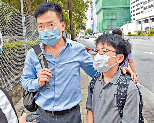 李先生(左)冀兒子在官津中學打好學術基礎,加上小學在國際學校體驗,更利日後赴海外升學。 伍明輝攝