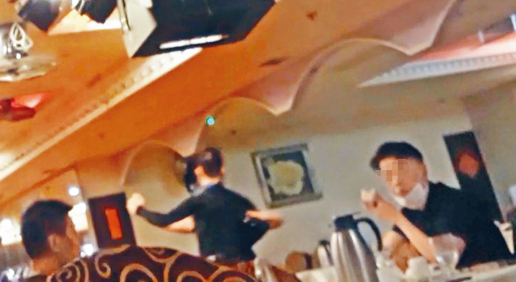 有客人吃糯米卷之际，不时有脱口罩舞客趋近。