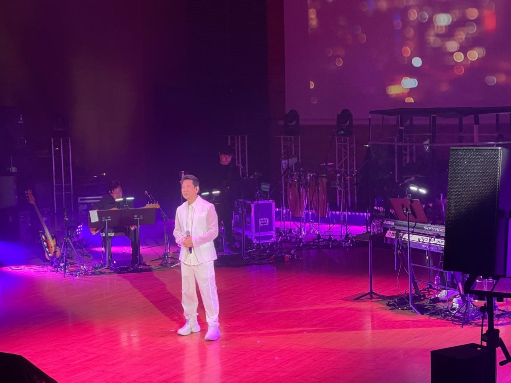 杨立门演唱多首中西名曲。  ​