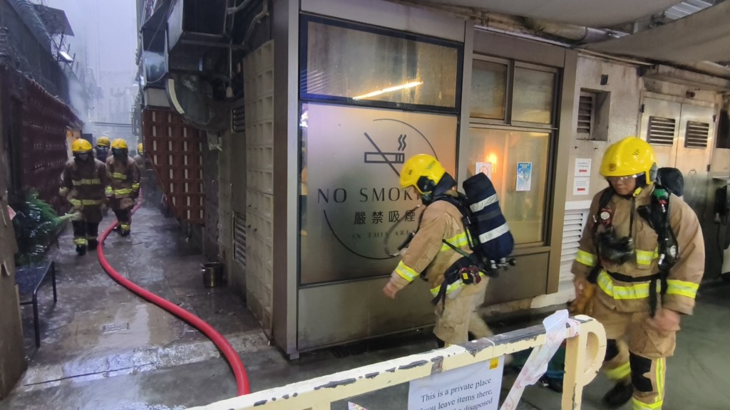 現場濃煙密佈,消防到場開喉灌救。徐裕民攝 現場濃煙密佈,消防到場開喉灌救。徐裕民攝