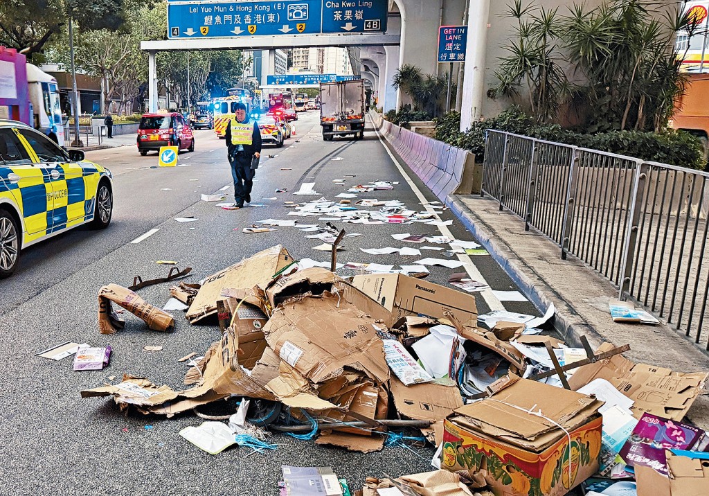 拾荒妇人在观塘道以手推车运送纸皮期间遭货车撞毙，现场遗下大堆纸皮。