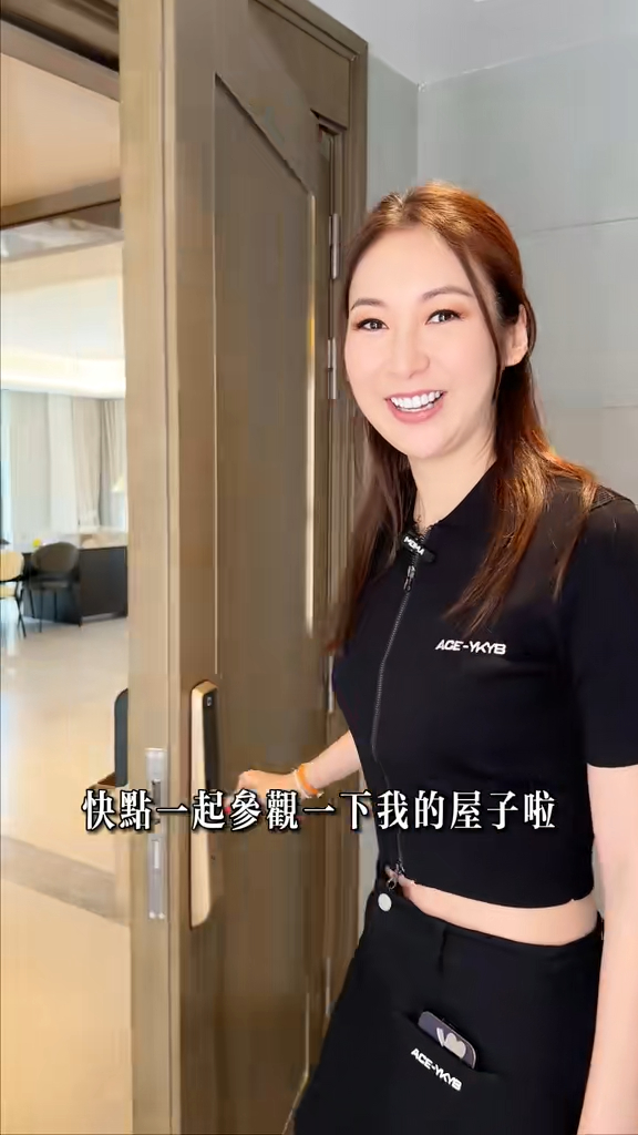 庄思敏去年8月11日在抖音分享杭州豪宅roomtour片。