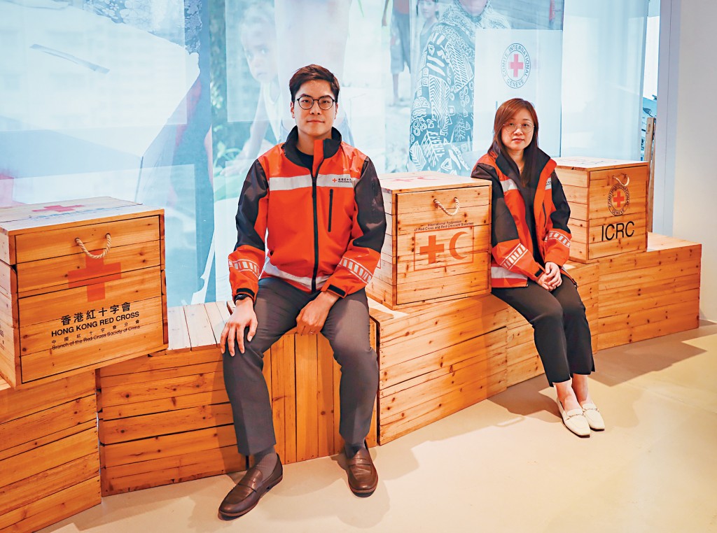 香港紅十字會總監凌靜妍（右）和國際及賑災服務經理王志浩（左）期望與災民共渡難關。