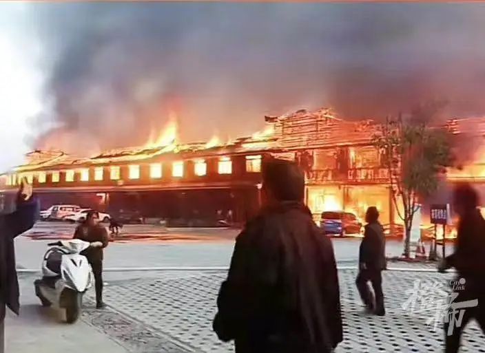 广西著名景区三江布央大火，火势猛烈。 网上图片