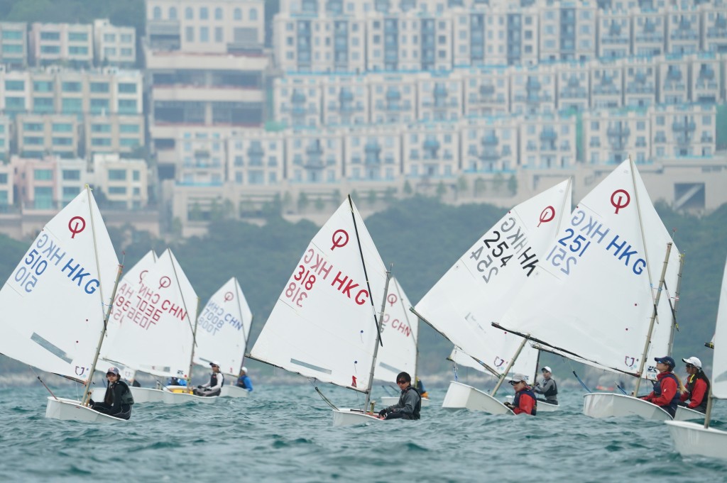 各级别帆船在香港帆船赛周展开首日比赛，此为乐天型小帆船。公关提供图片