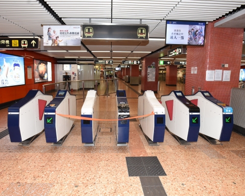 男侍應涉手持棍棒擊打價值約22萬的港鐵站閘機、售票機等，被控一項刑事毀壞罪。 資料圖片