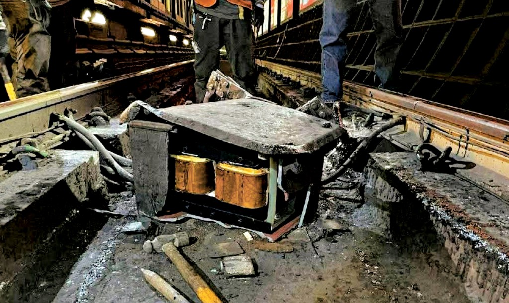 港铁解释事故原因涉及工程车底部有零部件移位，导致路轨旁的设备受损。