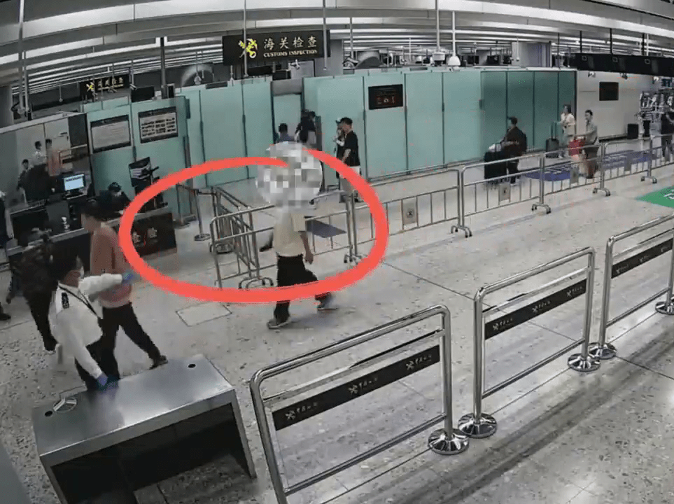 北上男腿綁49支雪茄，走路異常，被西九龍站海關截查。 海關發布