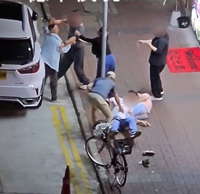 深灰衫男與白衫男推撞至泊在路邊一部白色私家車的車身。fb 車cam L（香港群組）  