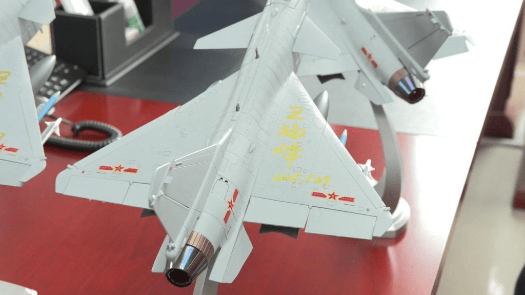 王海峰簽名的飛機模型。央視新聞 王海峰簽名的飛機模型。央視新聞