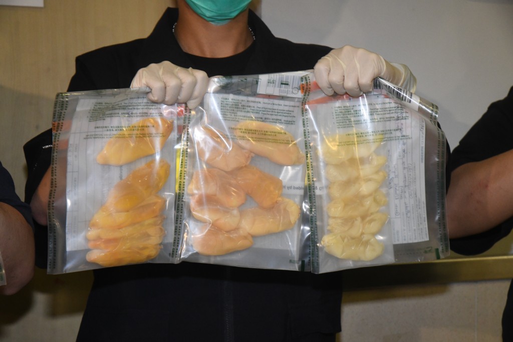 截至今日（25日）傍晚6时，被捕女子已从体内排出44粒袋装液态可卡因，共重约1.5公斤，估计市值约150万元。
