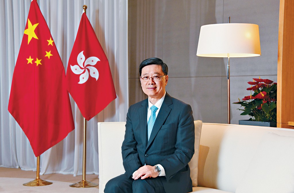 李家超表示,樂見不少港人喜歡趁周末或長假期到內地旅遊,也喜聞內地訪港旅客人數呈上升之勢,形容現時內地與香港的人民是雙向奔赴。