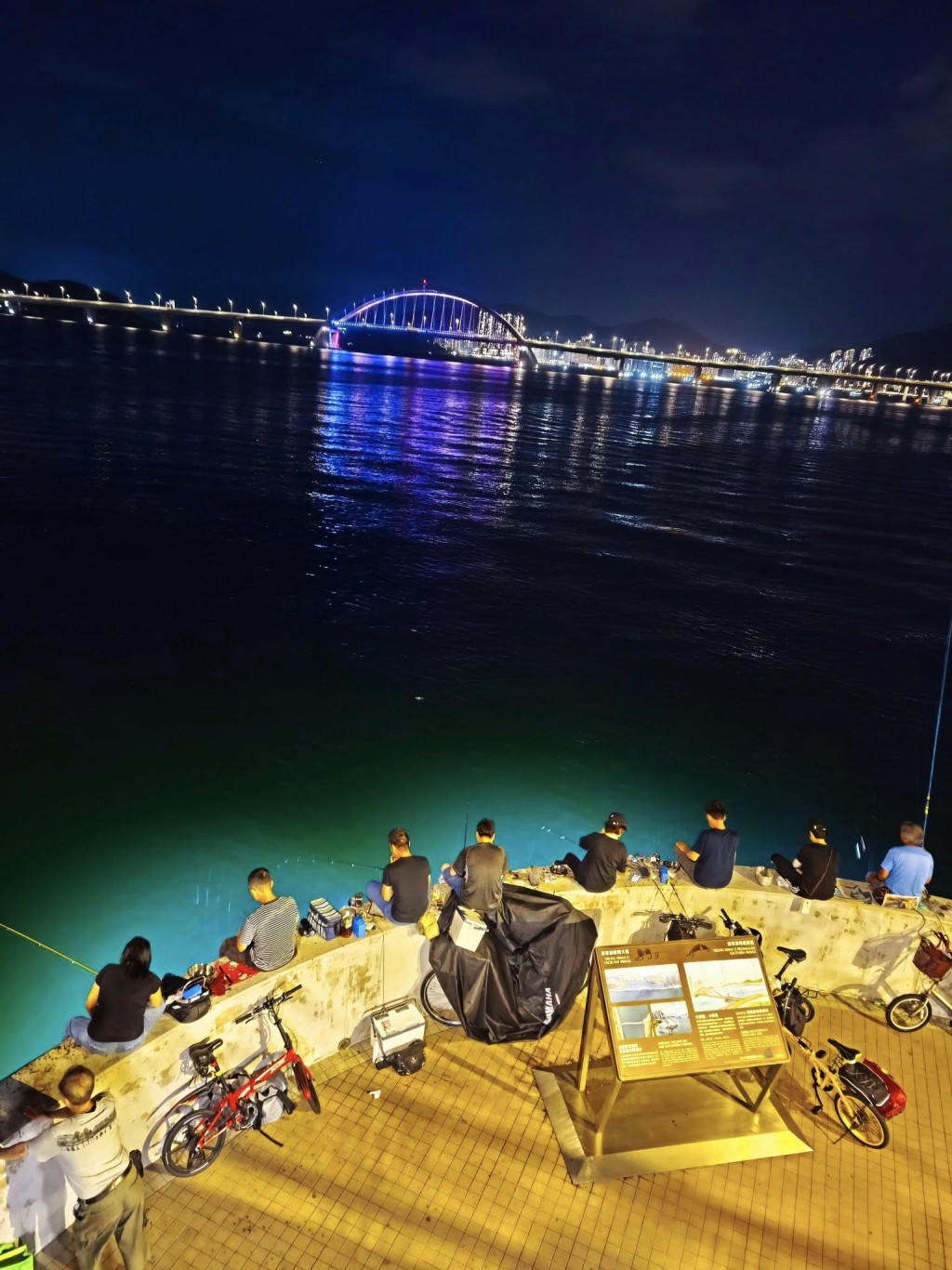 將軍澳海濱近日越夜越精彩,不少人聚 在海濱長廊釣魷魚,從網上流傳的短片 可見,1分鐘內已有4條上釣。fb「將軍澳主場」截圖 將軍澳海濱近日越夜越精彩,不少人聚 在海濱長廊釣魷魚,從網上流傳的短片 可見,1分鐘內已有4條上釣。fb「將軍澳主場」截圖