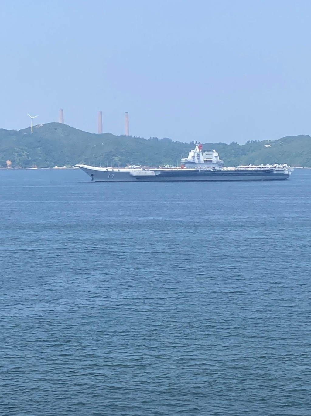 從海怡半島望出,航母艦由噴水輪導航,正在離港。期間水警輪播音驅海域的𧄌船。讀者提供 從海怡半島望出,航母艦由噴水輪導航,正在離港。期間水警輪播音驅海域的𧄌船。讀者提供
