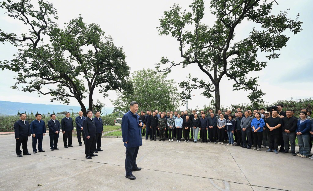 习近平在陕西宝鸡市和甘肃天水市考察调研。（新华社）