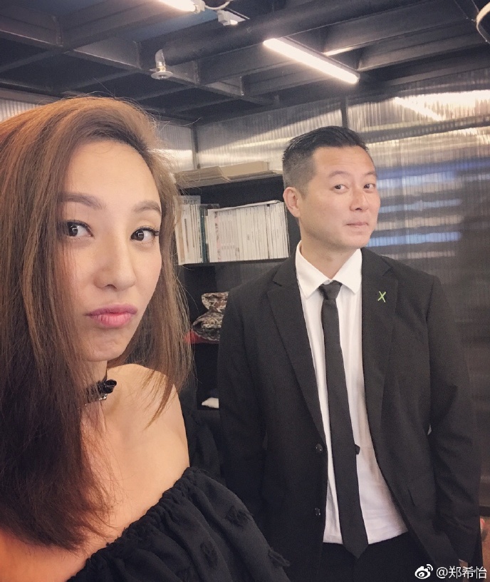郑希怡与化妆师男友梁学储于2014年结婚，两人经历8年爱情长跑才拉埋天窗。