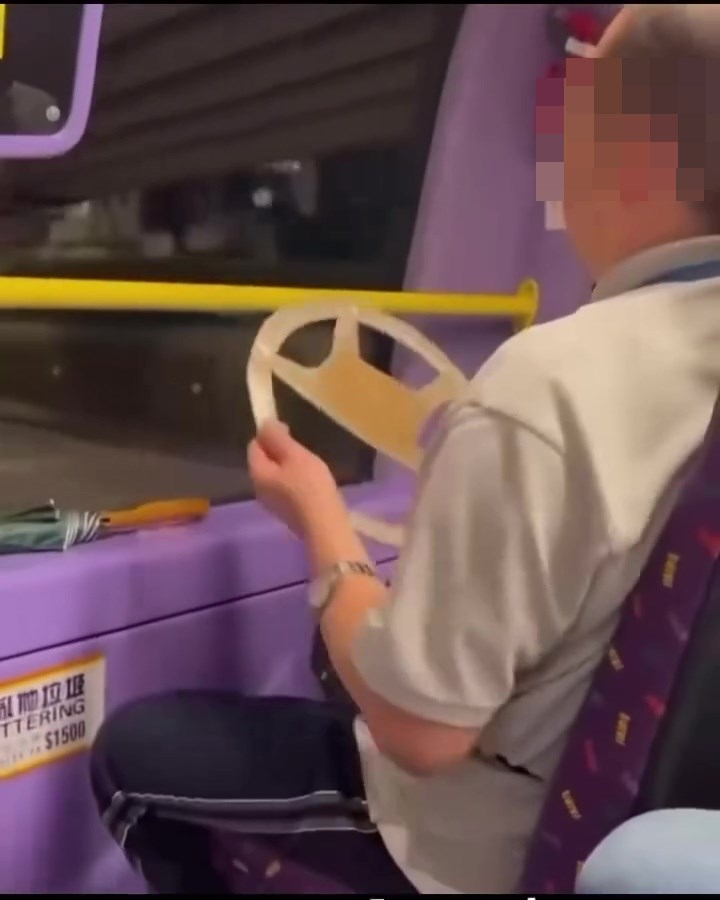 巴士迷大叔以紙皮軚在上層右前座模擬駕駛。網上截圖