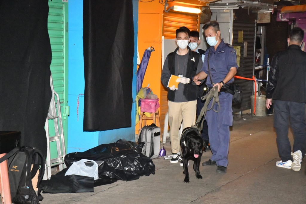 警方搜索犬及政府化驗所人員亦到場協助調查。